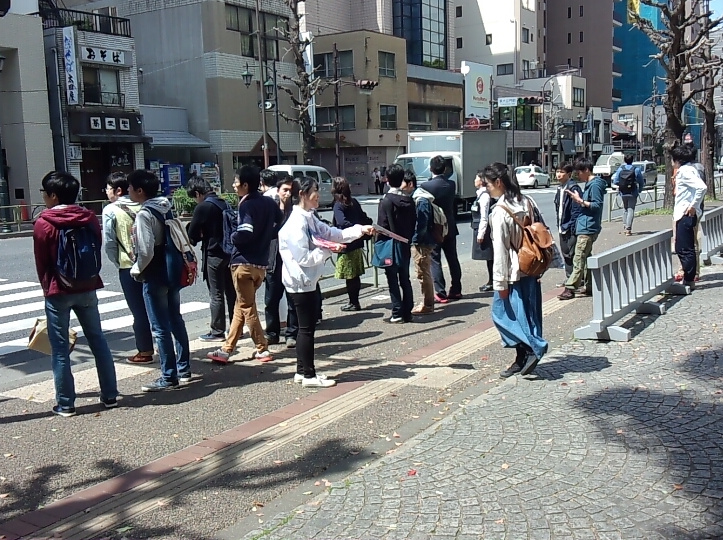 ①東京大学 本郷キャンパス 正門前 街頭サンプリング・街頭配布写真2