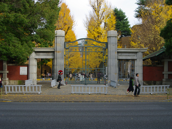 ①東京大学 本郷キャンパス 正門前 街頭サンプリング・街頭配布写真1