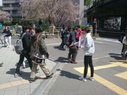 ①明治大学 和泉キャンパス 正門前 街頭サンプリング・街頭配布写真2