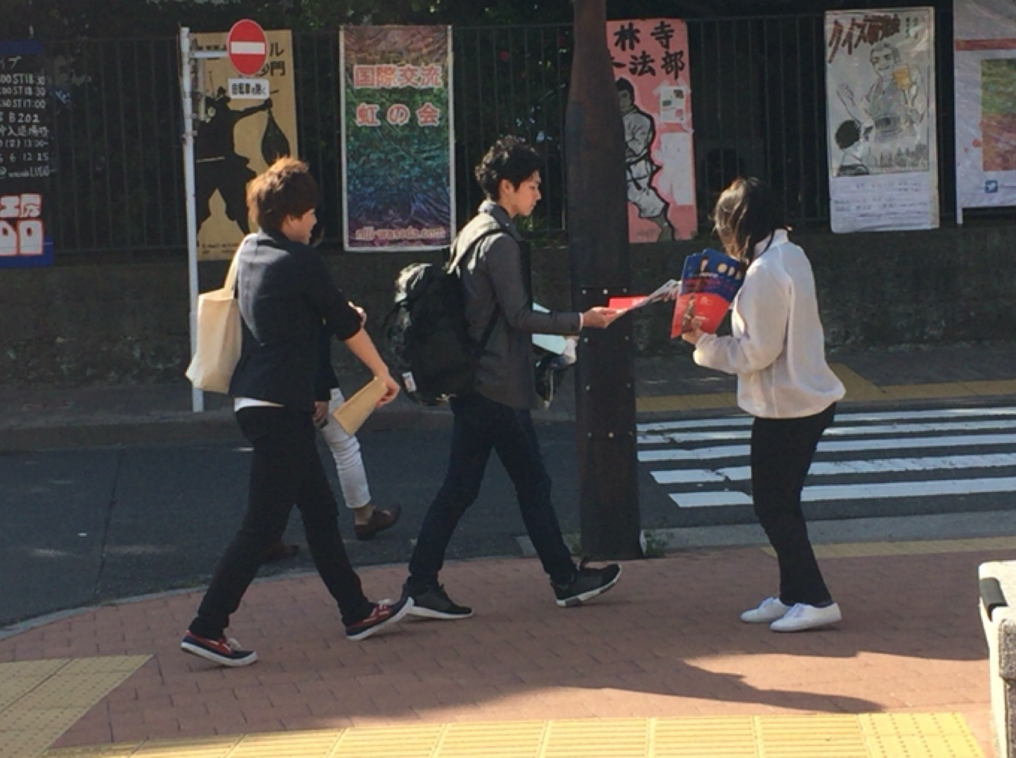 ①早稲田大学 早稲田キャンパス 正門付近 街頭サンプリング・街頭配布写真2
