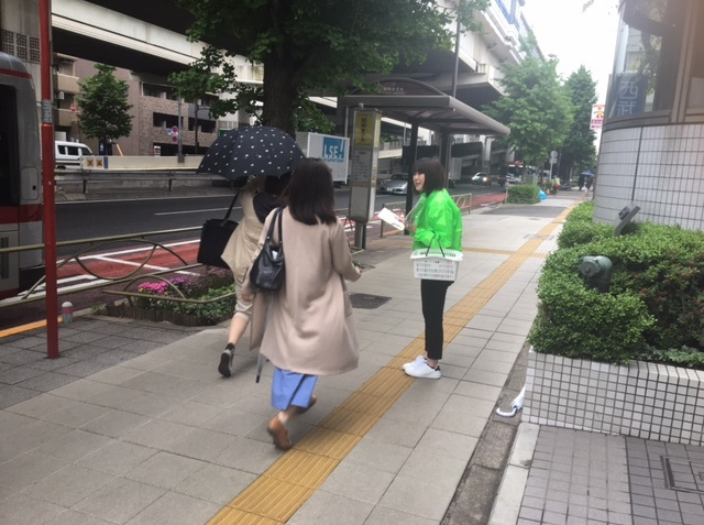 ①昭和女子大学 正門前 街頭サンプリング 街頭配布 写真2
