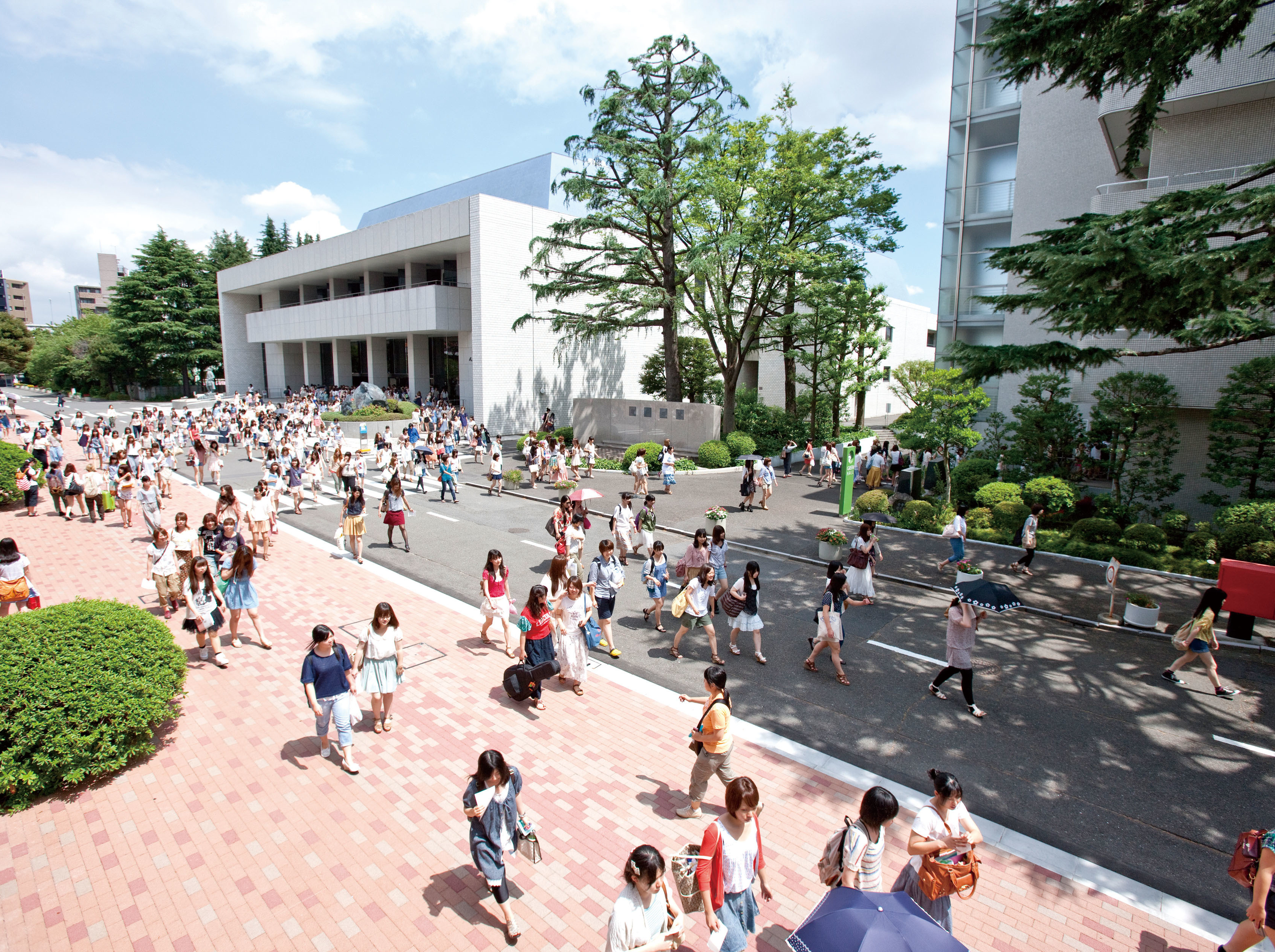 ①昭和女子大学 正門前 街頭サンプリング 街頭配布 写真1