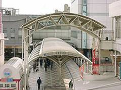 ①大阪モノレール千里中央駅 出口付近 街頭配布ポイント