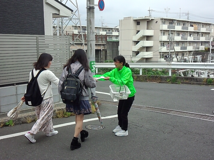 ①実践女子大学 正門前 街頭サンプリング 街頭配布 写真2