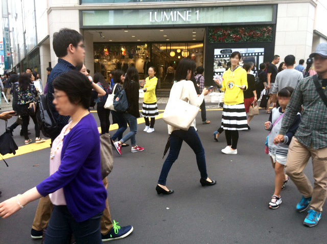 新宿駅南口街頭サンプリング・街頭配布写真2