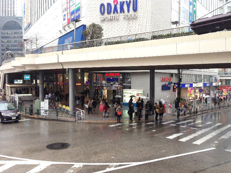 新宿駅西口街頭サンプリング・街頭配布写真1