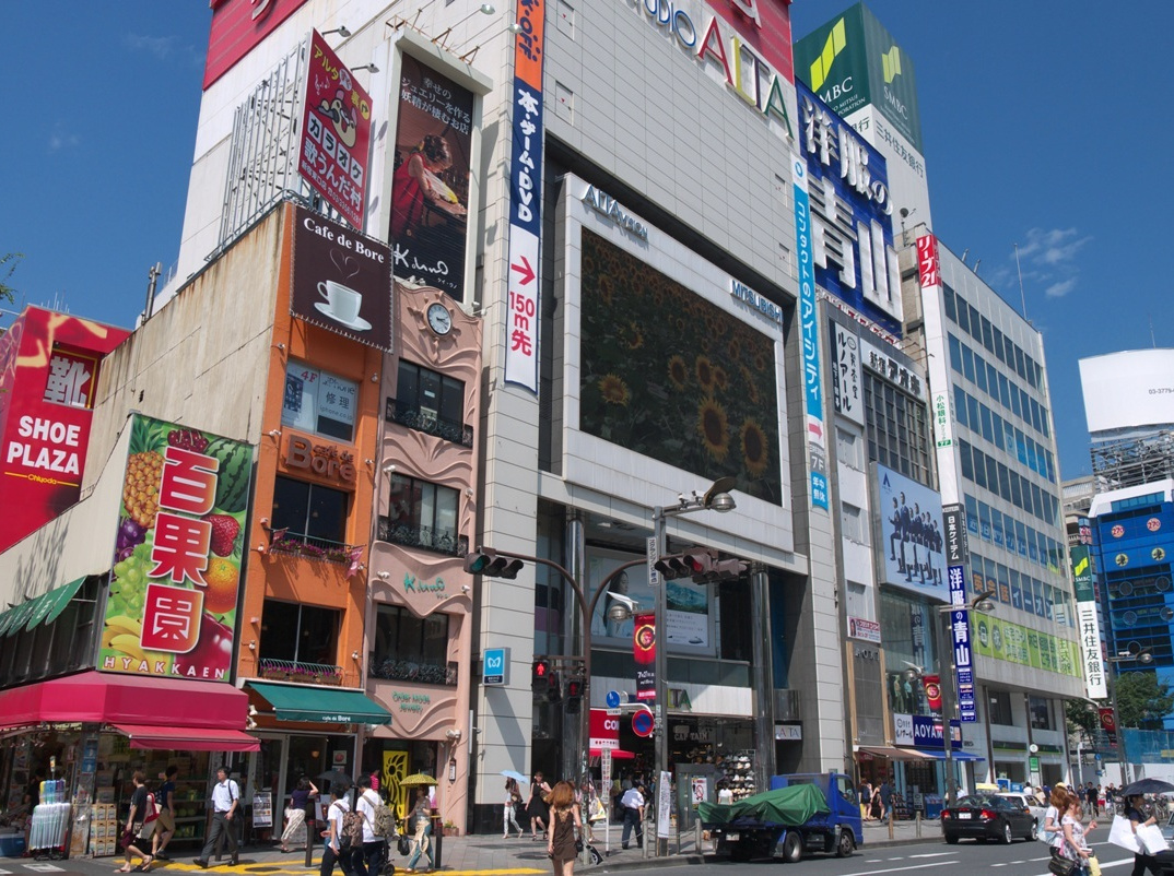 新宿駅東口アルタ前街頭サンプリング写真2